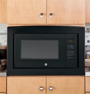 GE PEB7226DFBB countertop microwave fits nicely in your kitchen.