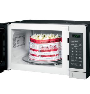 huge interior of GE microwave oven - a large food item can be kept easily
