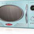 Nostalgia RMO4AQ Retro Large 0.9 Cu Ft, 800-Watt Countertop Microwave Oven